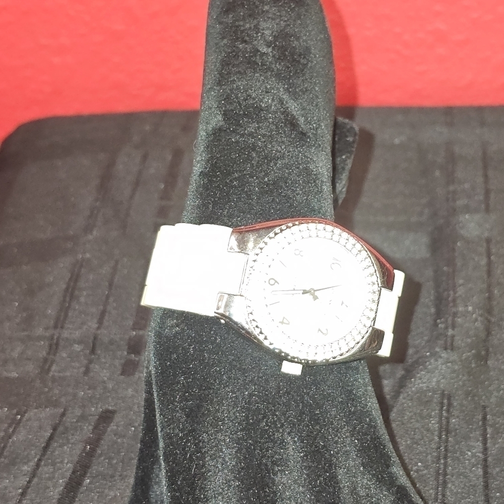 Vintage Guess Watch - Picture 7 of 10